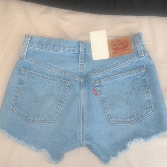 Levi’s 501 Shorts size 26, high rise, fitted through hip - Picture 2 of 5